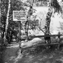 Långholmen. Skylt som hänvisar till badplats för kvinnor och barn