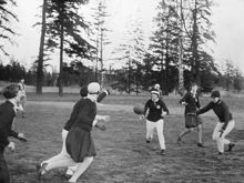 Flicklag som spelar handboll