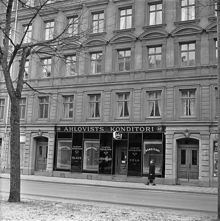Gatufasad till huset Karlavägen 42. Ahlqvists Konditori är inrymt i huset