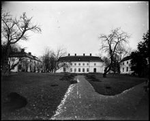 Mangårdsbyggnad med flyglar