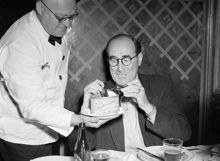 Vattugatan 8, restaurang Tennstopet. Surströmmingspremiär. Nils Simonson provsmakar.