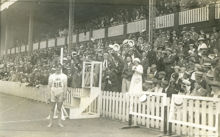 Kalmar Björneman efter längdhoppssegern i Antwerpen 1920.