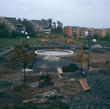 Vällingby. Anläggande av ny damm vid Solursgången. Vy åt öster