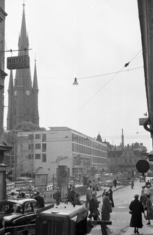 Klarabergsg. 31-35. Ny bebyggelse i Klara. I huset öppnade modehuset Claire och Konditori Kafferepet. Huset fungerade också som evakueringshus åt företag som förlorat sina lokaler. T.v. Klara kyrka
