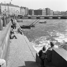 Fiskebåtar i Norrström och folkliv på kajen vid Strömgatan, vy mot Blasieholmen