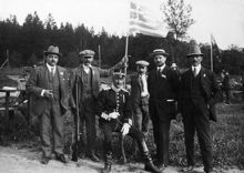 Olympiska spelen i Stockholm 1912. Gruppbild av det grekiska pistolskyttelaget med sin svenske ledare kapten Unander.