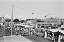 Marknadstält och folkvimmel norrut längs Skeppsbron och Strömbron norrut under Vattenfestivalen 1996.