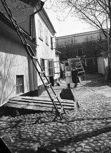 Två flickor står på gården vid Gotlandsgatan 8 (nuv. Gotlandsgatan 48). Nuv. kv. Monumentet