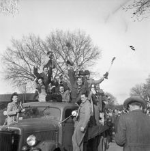 Fredsdagen den 7:e maj 1945.
Jublande människor på lastbilsflak firar freden.