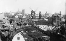 Tegnérlunden från väster med gamla och nya Barnhusväderkvarnarna. Bebyggelsen revs kring 1890. I bakgrunden syns bygget av Johannes kyrka som invigdes i maj 1890.