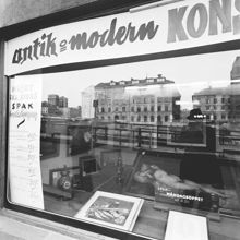 Spaks skyltfönster. I spegelbilden ses Kungstornen och Konstfackskolan