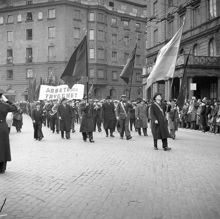 Karlaplan 7 och 9A, Östermalmsgatan 100. Första majdemonstration