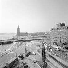 Tegelbacken västerut korsas av Centralbron. Stadshuset i fonden.