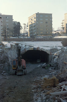 Essingeleden dras fram under Fredhäll. Tunnel under byggnad
