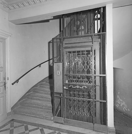 Trapphuset är dekorerat, men slitet. Hissen har dörr och grind som är genombrutna och går att se igenom.