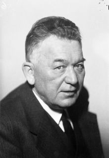 Porträtt av man, Granat