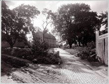 Forna kyrkogården vid Danviks Östra Kyrkogårdsgränd. Utsikt från Tegelviksgatan mot söder