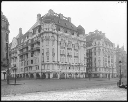 Strandvägens fasader sedda på håll från strandpromenaden.