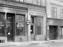 Mäster Samuelsgatan 45. Butiken Chics Mönsteraffär och Föreningen Konsthantverkarna. I skyltfönstren speglas Konstfackskolan. Nu står femte höghusets norra sida här
