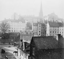 Utsikt mot Roslagstorg och kvarteren Höjden och Såpsjudaren från trapporna i Iversons gränd, nuvarande Iversonsgatan. I fonden Johannes kyrktorn