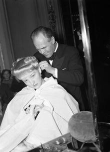 Södra Blasieholmshamnen 8, Grand Hotel. Frisörtävling. Frisör Nils Sundberg skapar en festfrisyr