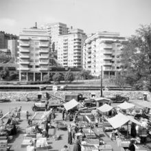Torghandel vid Klara Strand utanför Klarahallen. Kungsklippan i fonden