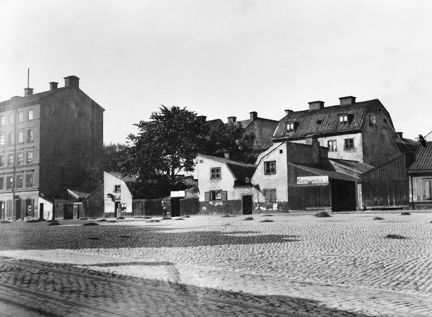Roslagstorg mot öster. Roslagstorg 20, 18 och 16. Vid Roslagstorg 16 säljs hö, havre och hackelse. Då kv. Lerlaven, nu Birger Jarlsgatan 46-48, kv. Asken