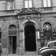 Portal och del av fasad till Humlegårdsgatan 20