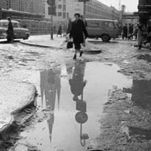 Vårslask i hörnet av Klarabergsgatan och Drottninggatan. Vy västerut. I högra hörnet ligger nu Åhléns varuhus
