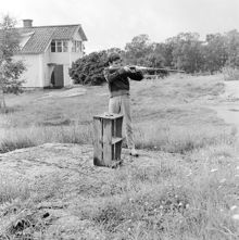 Mats Lindgren övar luftgevärsskytte vid sommarstället i Rävsnäs