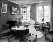 Rumsinteriör med en kvinna och en man