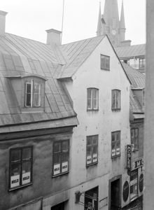 Klarabergsgatan 29 med Klara kyrkas torn i fonden