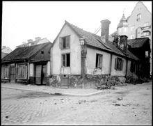 Kv. Asken: påbörjad rivning i hörnet Birger Jarlsgatan och Eriksbergsgatan. I bakgrunden Whitlockska samskolan