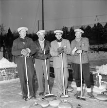 Fiskartorpsvägen 20, Tennisstadions konstfrusna banor. Stockholmsmästarna i Curling 1953, Stallmästaregårdens CK. Fr. v. G. Geber, W. Johnsson, B. Larsson och N. Söderman