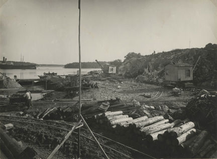 Svartvitt fotografi på bergschaktning mellan Frihamnen och Lindarängen