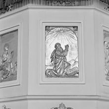Katolska kyrkan. Predikstolen med bilder av apostlarna