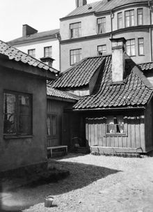 Gården vid Bondegatan 12 (nu 24). Bondegatan 15 i bakgrunden
