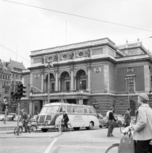 Gustav Adolfs Torg 2. Trafik framför Operan