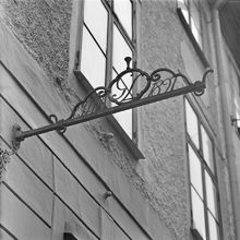 Tyska Brinken 22. AB George Lindström Sybehör och Knappaffär. Skylt med årtalet 1897