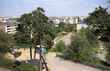 Utsikt österut över parken Backen i Östbergahöjden med lekplats och plaskdamm. I fonden kvarteren Familjen och Släkten.