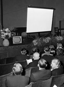 Hötorget 8. Visning av television i Konserthuset