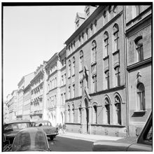 Jungfrugatan nr 18 i förgrunden
