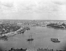 Utsikt från Katarina kyrktorn mot norr över Saltsjön med parti av Gamla Stan till vänster, till höger i bakgrunden Skeppsholmen