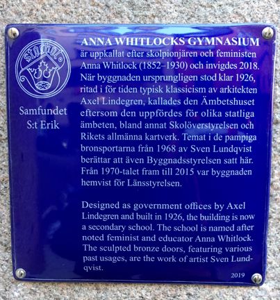 Blå emaljerad skylt med vit text