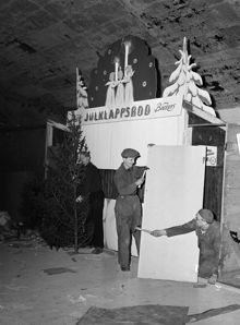 Odenplan. Julmässa vid Odenplans tunnelbanestation. (Odenplans tunnelbanestation öppnades 26 oktober 1952)