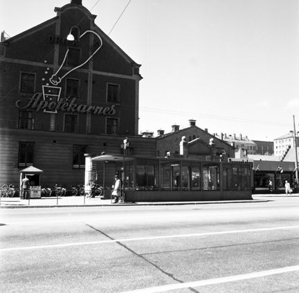 Tunnelbanenedgång sedd från andra sidan gatan.