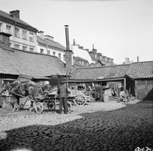 Gården till kv. Sjökalven 1 norrut. Kvarteret ligger mellan Lilla Badstugatan 2 och Stora badstugatan 29. Husen i fonden ligger vid Lilla Badstugatan 1-5. Nuv. Sveavägen norr om Rådmansgatan