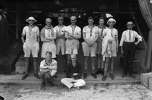 Olympiska spelen i Stockholm 1912. Grupporträtt av det engelska guldlaget i rodd av utriggad åtta.