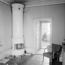 Östermalmsgatan 58. Kakelugn