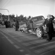 Stora Essingebron, vy mot Stora Essingen. Vraket efter lastbilen som krockade med buss på linje 96. Bussen störtade genom broräcket. Elva personer omkom, en överlevde
